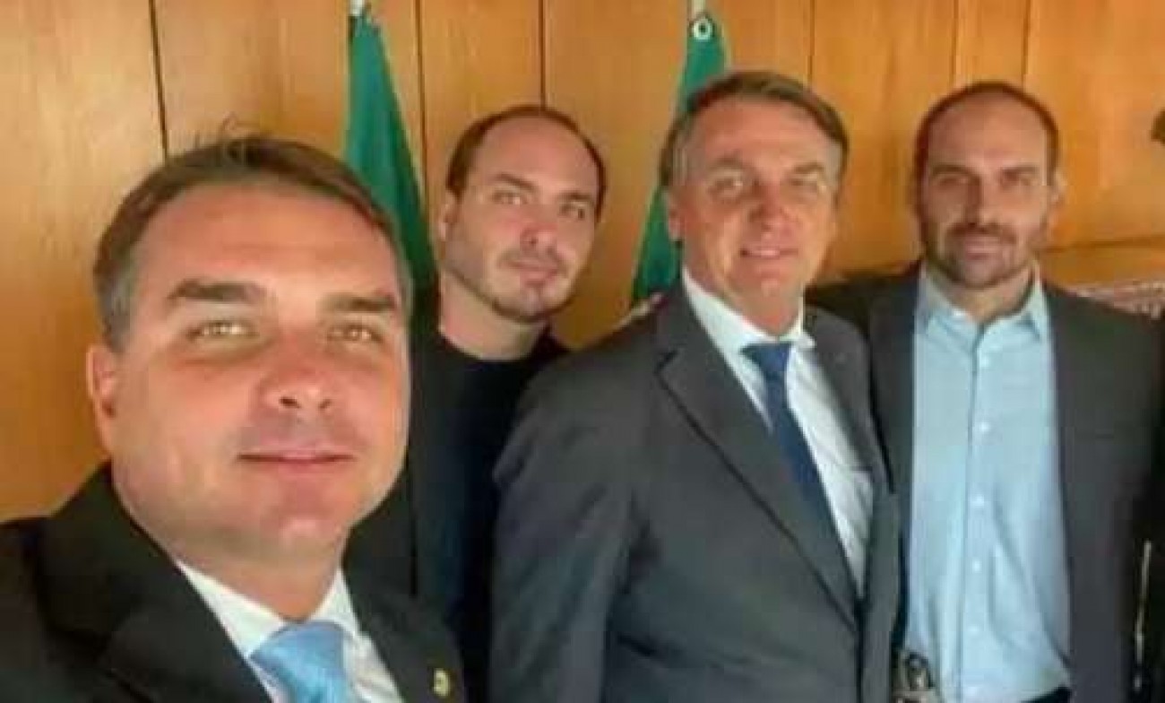 AO VIVO: Carlos, Flávio, Eduardo E Jair Bolsonaro Se Unem Em SUPERLIVE ...