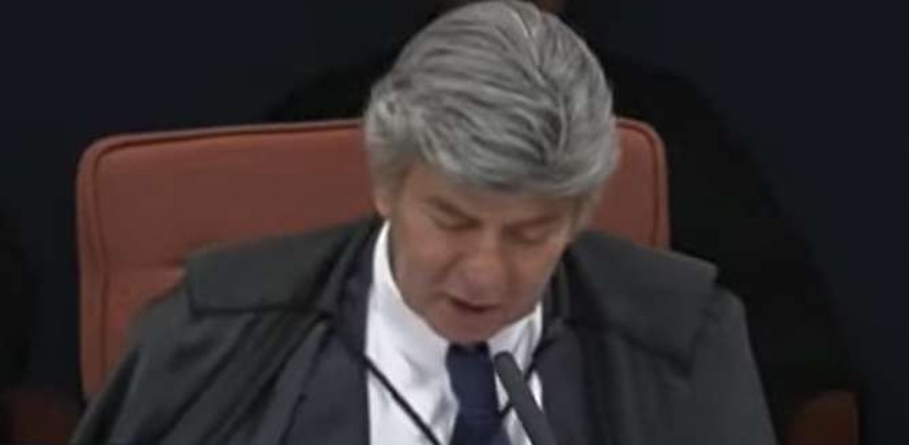 AO VIVO: Fux julga improcedentes todas as acusações contra Bolsonaro e ainda está lendo seu voto (veja o vídeo)