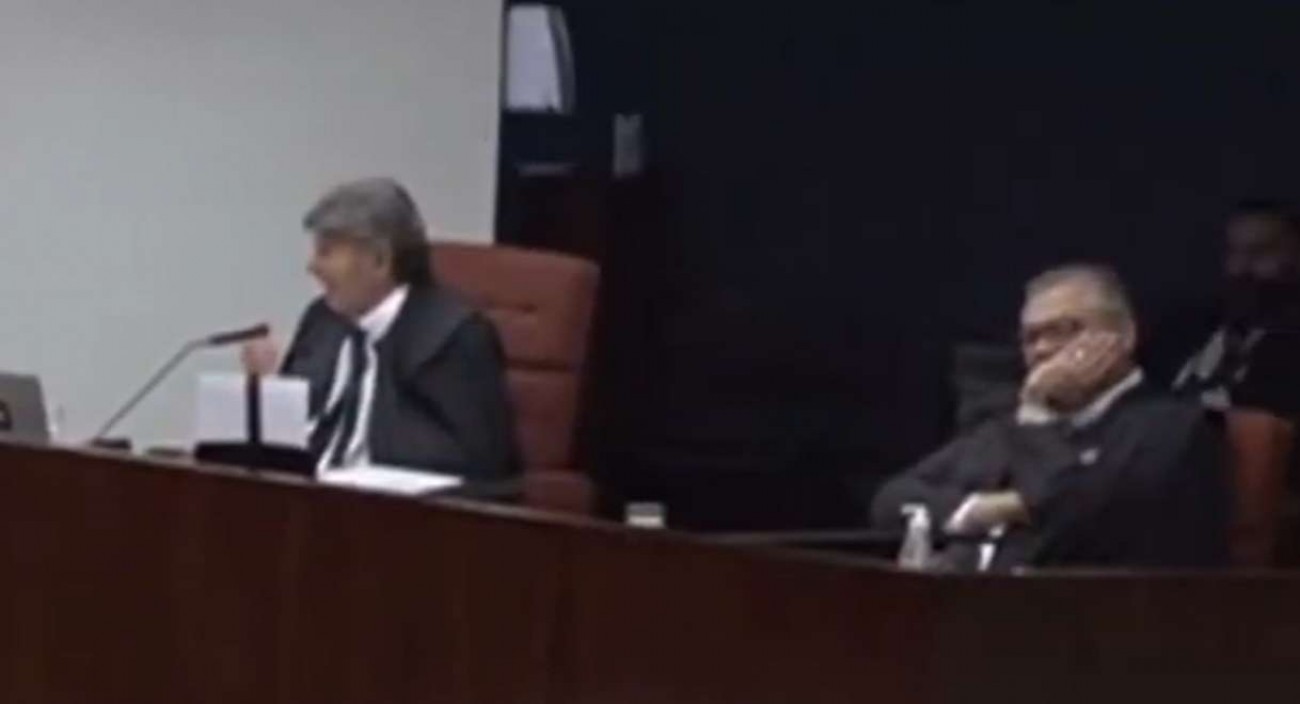 Dino tenta, mas não consegue esconder a cara de derrotado (veja o vídeo)