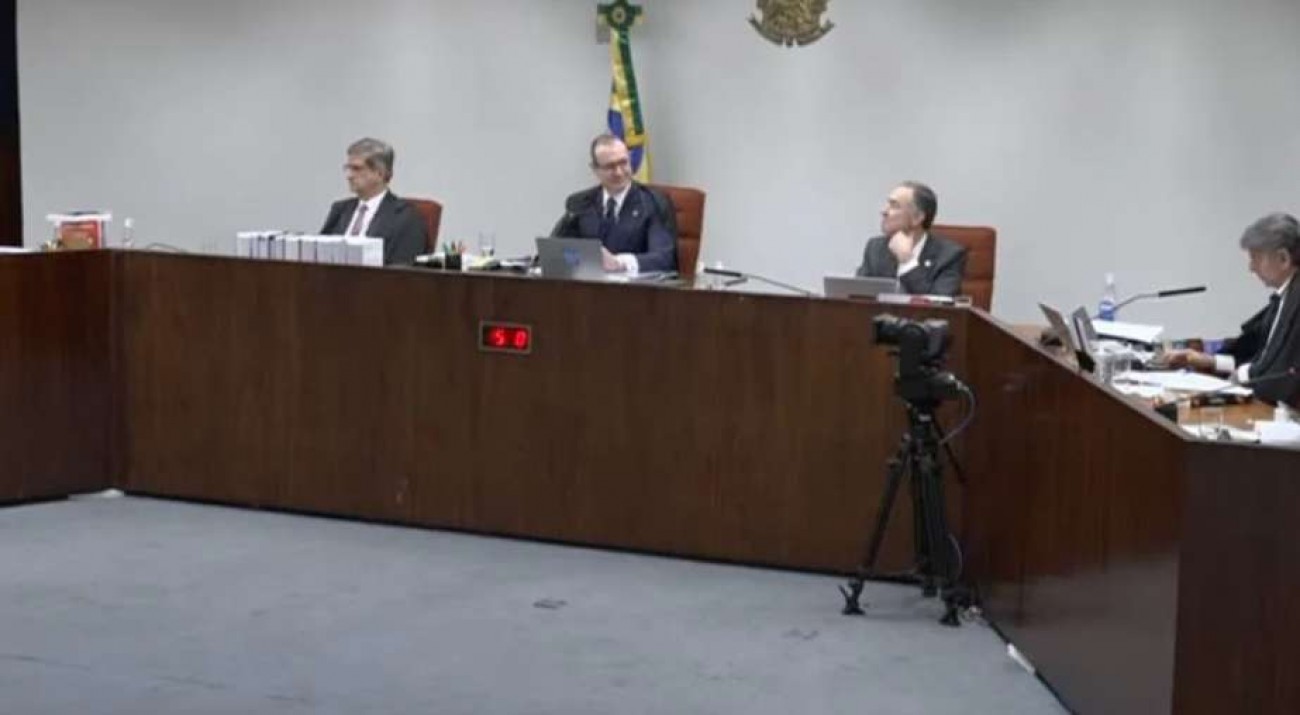 Ex-ministro do STF mostra gesto incomum e carregado de simbolismo no julgamento de Bolsonaro