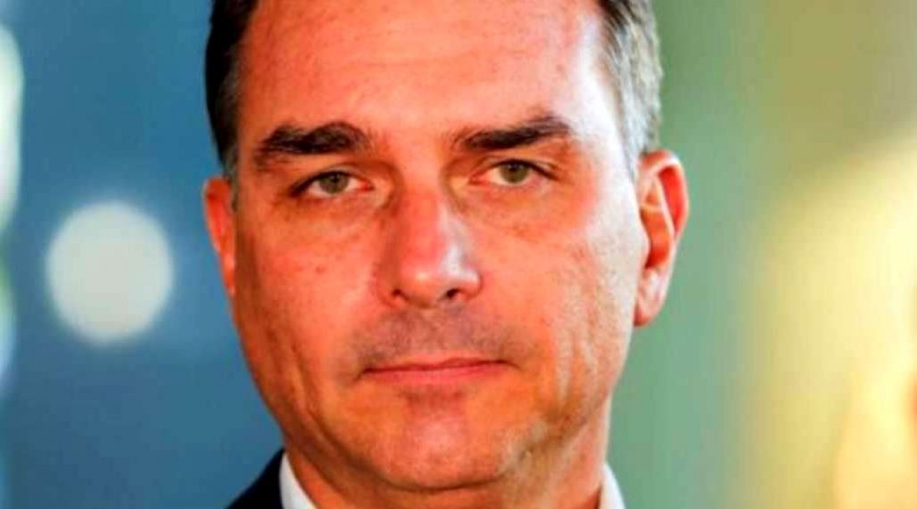 Flávio está a uma canetada de ser impedido de concorrer. A sociedade precisa reagir...