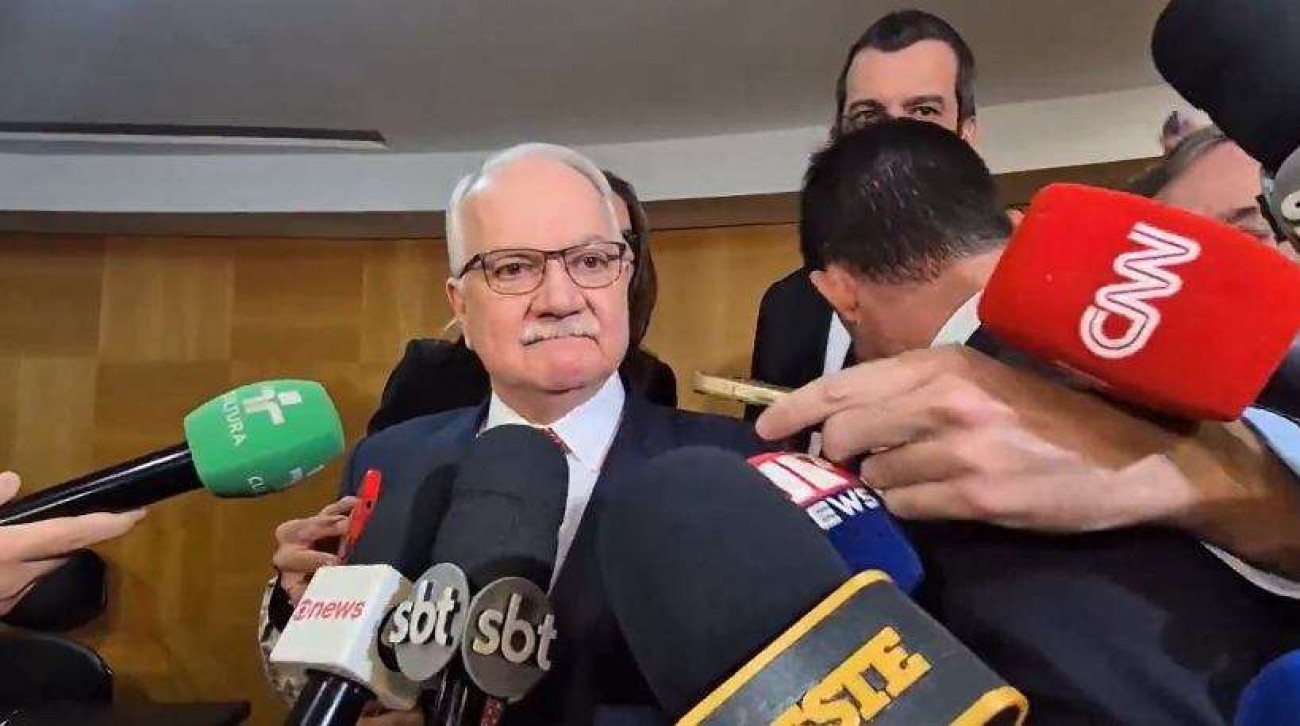 Questionado sobre abuso de autoridade dos ministros, Fachin age covardemente e foge (veja o vídeo)