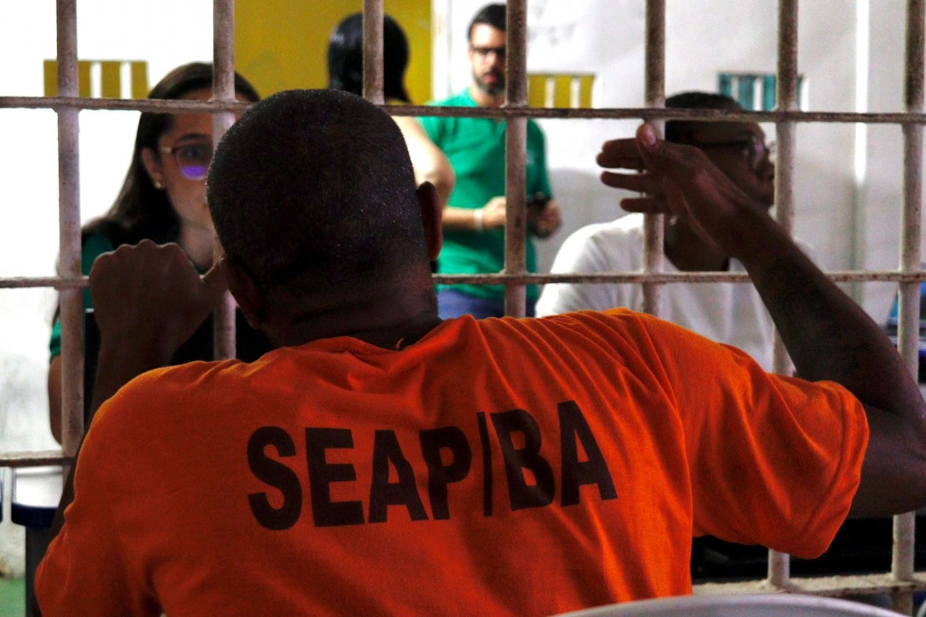 De dentro da cadeia, deputado se filia em novo partido visando a eleição