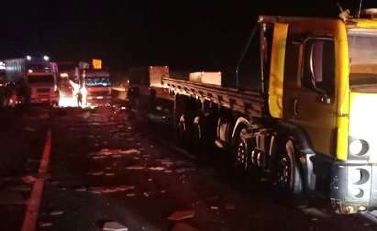 Caminhão-tanque explode em plena via Dutra, atinge outros veículos e deixa mortos e feridos (veja o vídeo)