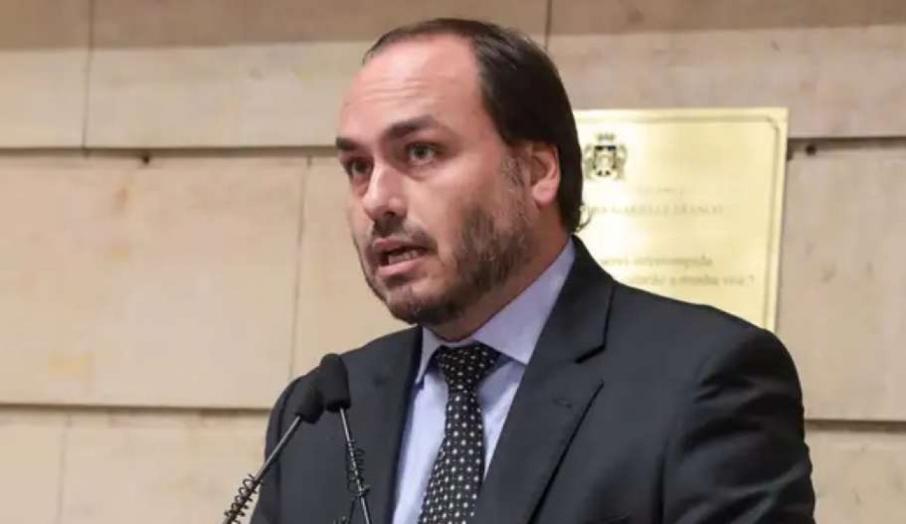 Justiça determina remoção de postagens falsas e ofensivas contra Carlos Bolsonaro