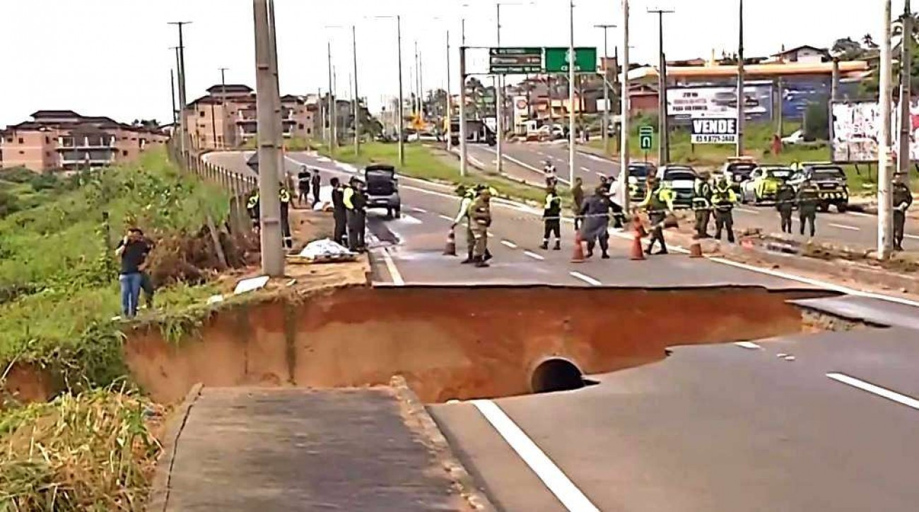 Ceará do PT: Estrada cede, engole veículos e uma morte é confirmada