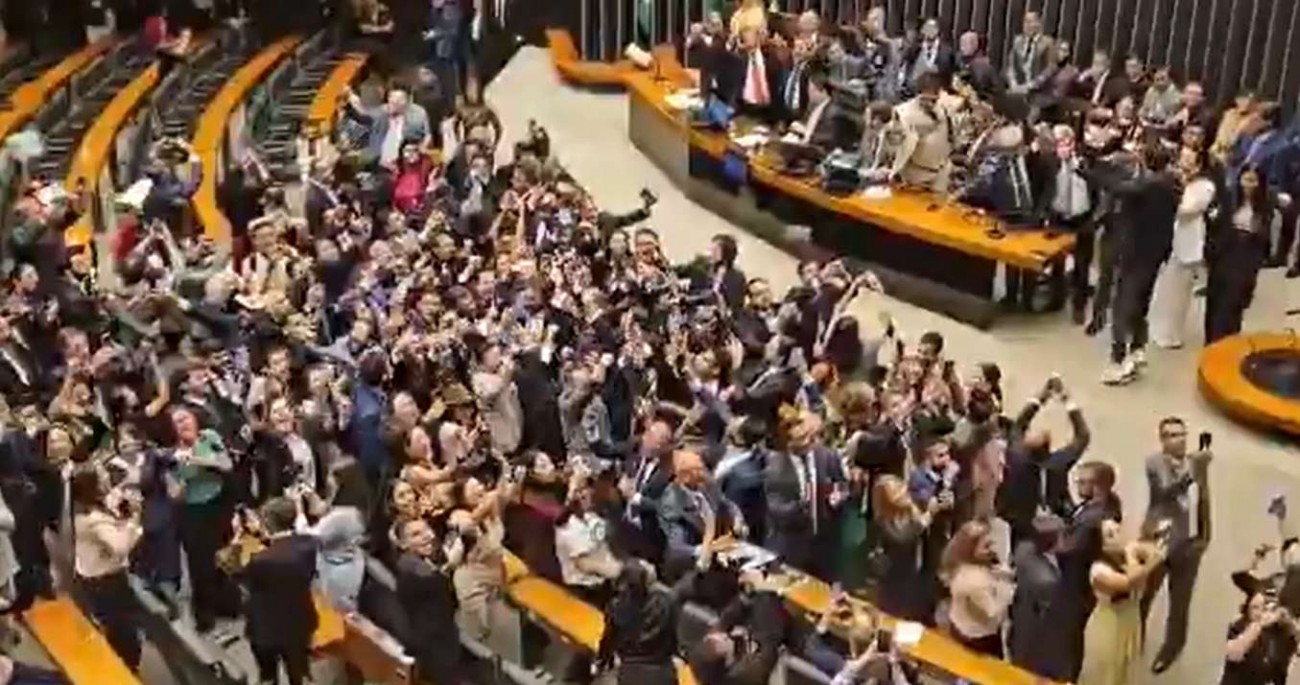 Congresso age, impõe derrota a Lula e finalmente haverá redução de penas pelo 8 de janeiro