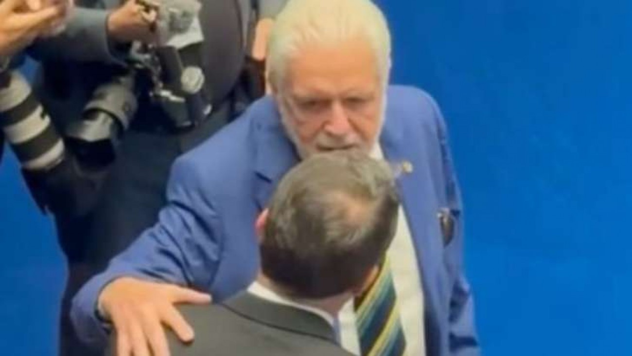 Surge a leitura labial da conversa entre Jaques Wagner e Flávio Bolsonaro (veja o vídeo)