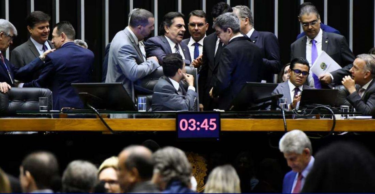 Deputado burla regra da Câmara para favorecer sobrinhos