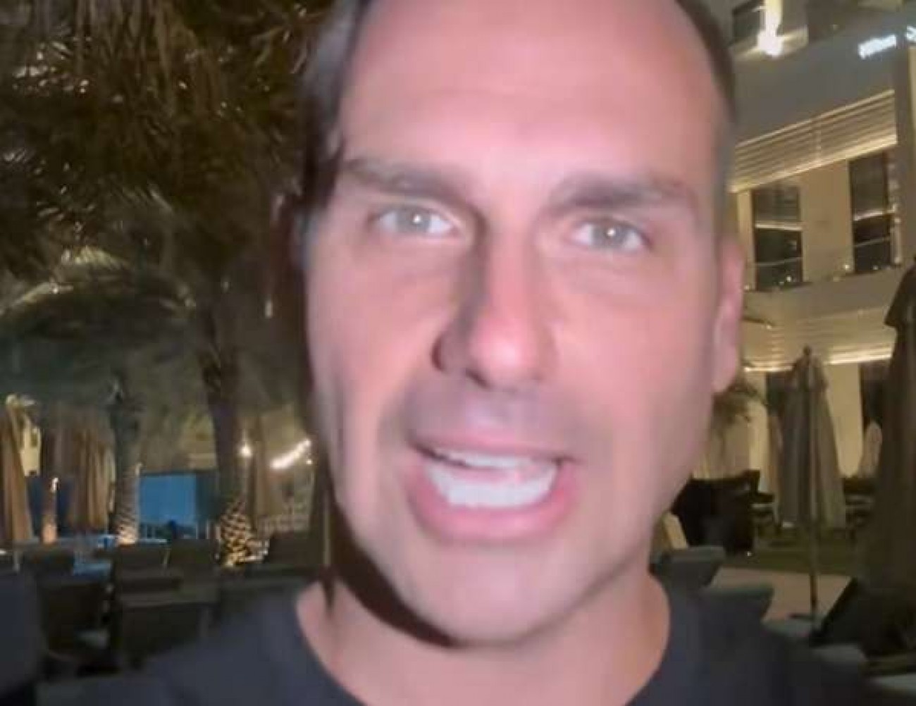 Cover image for Eduardo Bolsonaro solta frase forte e faz o "sistema" tremer
