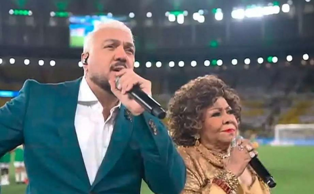 Cover image for Web não perdoa o show de horrores de Alcione e Belo durante Hino Nacional no Maracanã