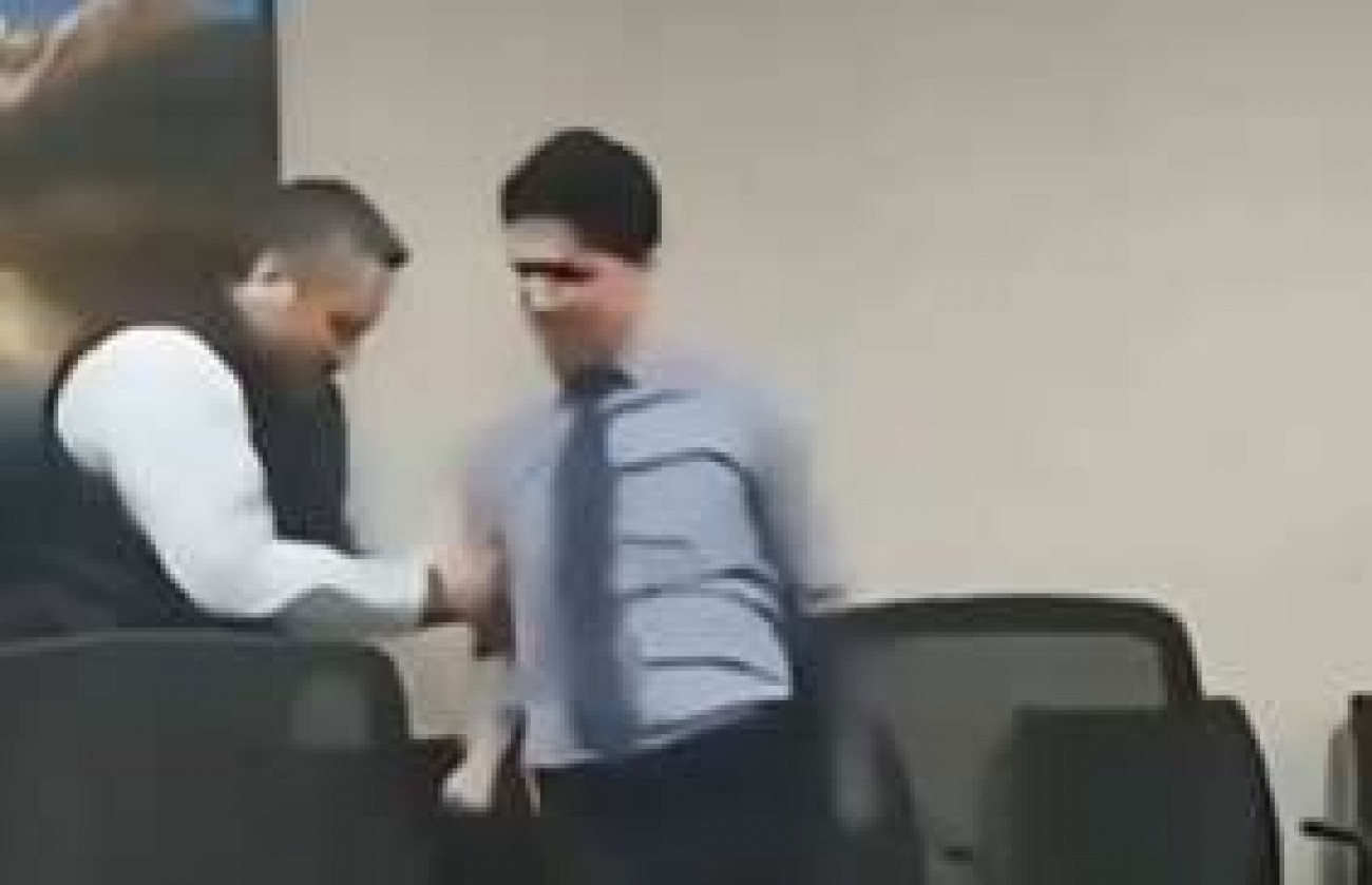 Cover image for Prefeito compra arma de choque e testa em assessor durante demonstração (veja o vídeo)