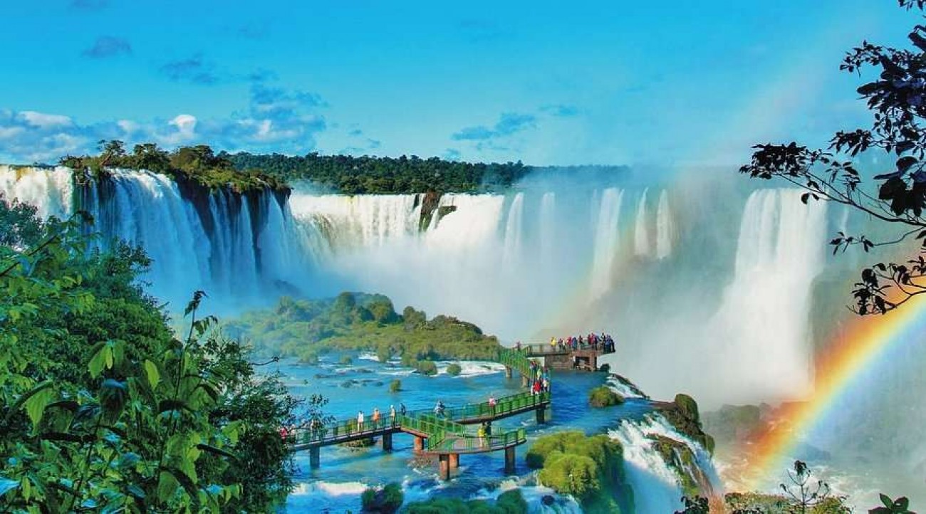 Turista “maluco” pula nas Cataratas do Iguaçu para resgatar celular e bombeiros agem rapidamente