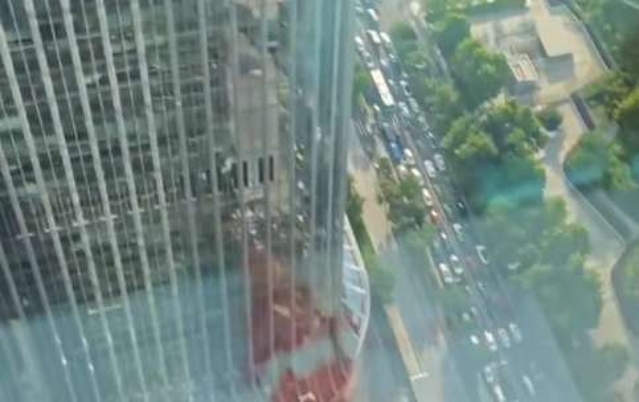 Avião de pequeno porte colide com o arranha-céu mais alto de Pequim