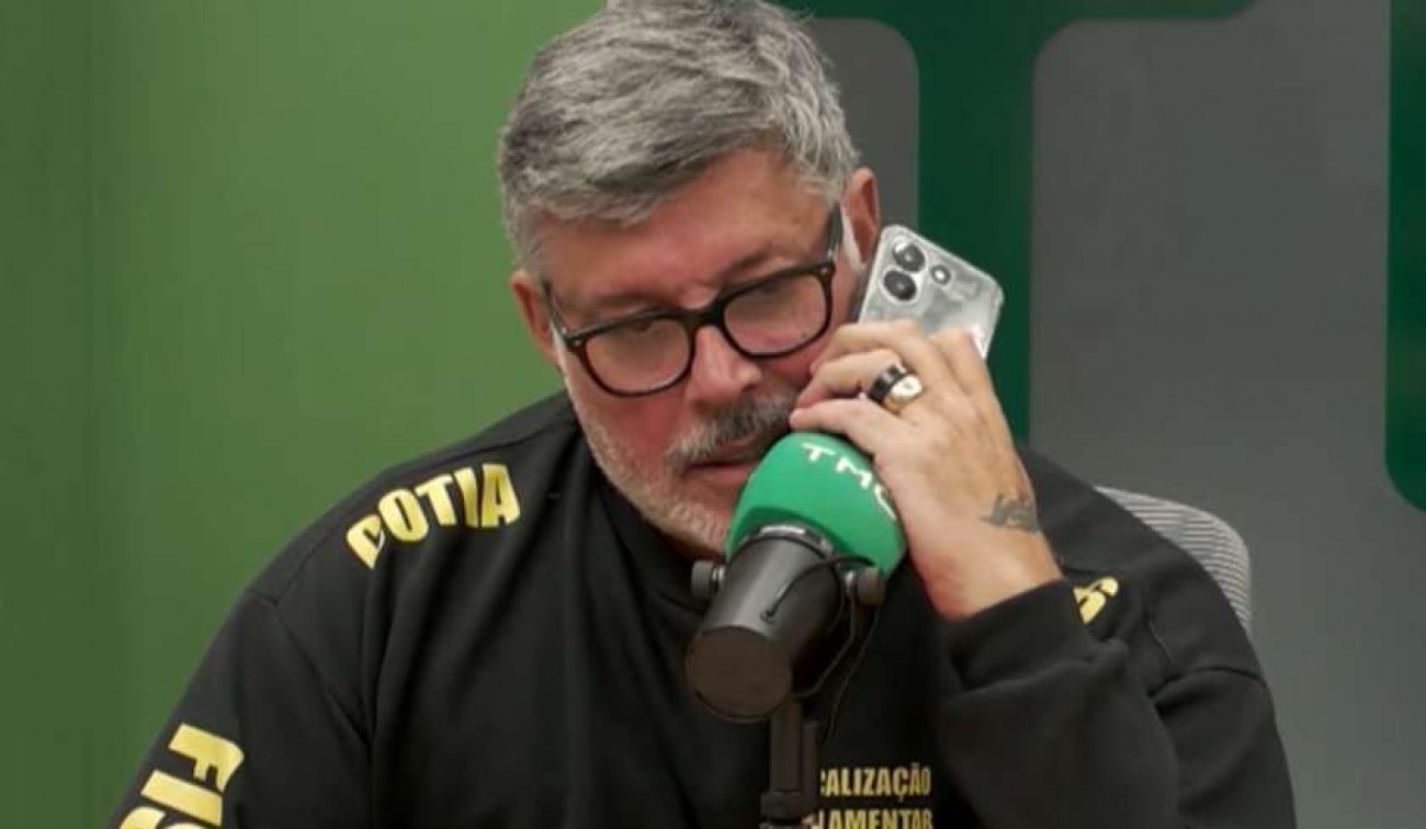 Cover image for Ao vivo, Frota faz ligação e supostamente "Jair Bolsonaro" atende (veja o vídeo)