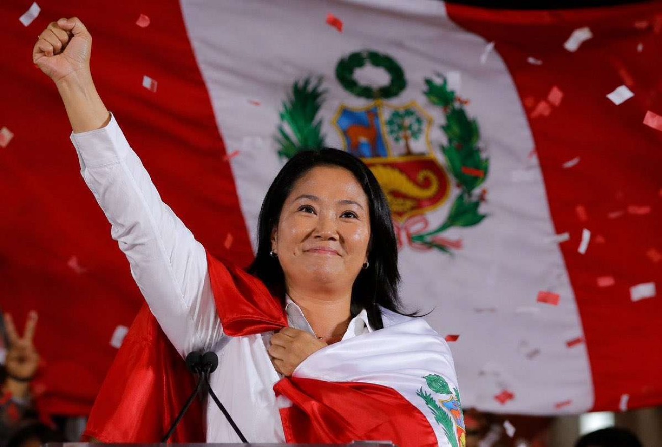 Keiko toma posse, implementa estado de emergência e Forças Armadas entram na luta contra o crime organizado