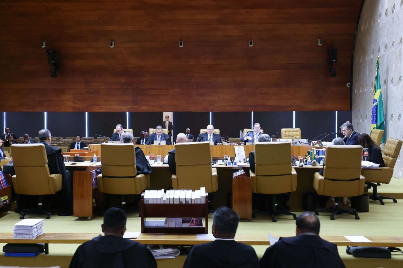 Ex-ministro do STF é internado após viagem à França