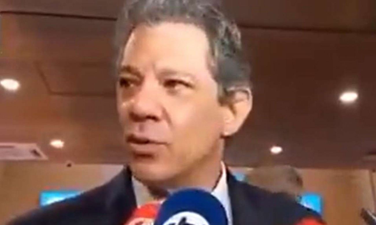 URGENTE: Haddad quase "chora" ao relatar abordagem de viatura com fuzis na porta de casa (veja o vídeo)