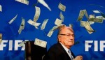 Homem joga dinheiro para o alto em coletiva do presidente da Fifa
