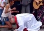 No meio da rua, padre dá demonstração de amor, beija pés de transexual e pede perdão (veja o vídeo)