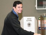 Sob aplausos, Moro vota em Curitiba (veja o vídeo)