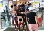 Jovem tem surto, fica nua e dá escândalo em posto de gasolina (veja o vídeo)