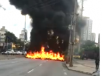 Em Minas, onde o governo é do PT, militantes botam fogo em plena avenida (Veja o Vídeo)
