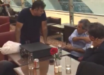 Homem flagra senadores do MDB, PSDB e PT brindando em bar em Dubai e detona (Veja o Vídeo)