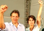 Comunistas caem na lábia de petistas e Manuela agora é a ‘reserva’ de Haddad