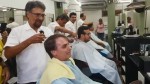 Bolsonaro vai ao salão cortar o cabelo e tem surpresa na saída (Veja o Vídeo)