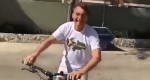 De bicicleta, Bolsonaro ironiza Globo e pedaladas de Dilma (veja o vídeo)