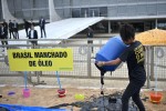 Ativistas do Greenpeace são detidos por suspeita de crime ambiental após emporcalhar entrada do Planalto (veja o vídeo)