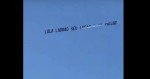 Mensagem com nome de Lula sobrevoa o céu em praia de SC e leva banhistas a loucura (veja o vídeo)