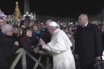 Vexame papal: Francisco bate na mão de fiel (veja o vídeo)