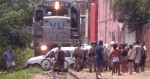 No Rio, carro é atingido por trem, é arrastado por 50 metros, e a motorista sai ilesa (veja o vídeo)