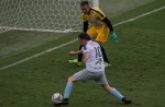 Com a camisa do “Rei Pelé”, Bolsonaro marca gol na Vila Belmiro (veja o vídeo)