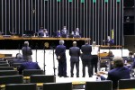 364 deputados entregaram os dedos para preservar os anéis