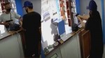 Assaltante pede celular e dinheiro, mas recebe 2 “balaços” de comerciante preparado para se defender (veja o vídeo)