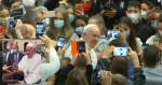 Santo Flagrante: Jair Bolsonaro divulga vídeo de Papa Francisco sem máscara em aglomeração (veja os vídeos)