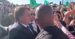 Bolsonaro é recebido aos gritos de 'mito' por multidão em Chapecó (veja o vídeo)