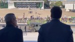 Blindados e tanques das Forças Armadas são recepcionados por Bolsonaro, em Brasília (veja o vídeo)