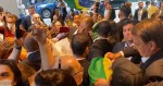 Isso 'eles' não mostram: A emocionante recepção de brasileiros a Bolsonaro, após discurso histórico (veja o vídeo)