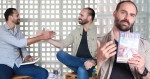 No meio de entrevista, Eduardo Bolsonaro surpreende e dá "presentão" a Maurício Souza (veja o vídeo)