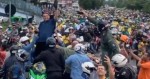 Povão transforma ruas de Maceió em ‘formigueiro humano’ para ver e abraçar Bolsonaro (veja o vídeo)