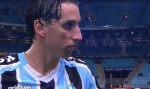 Repórter da Globo tenta "lacrar" e acaba "desarmado" por zagueiro do Grêmio (veja o vídeo)