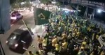 Esquerdopata joga carro sobre manifestantes diante de quartel no AM (veja o vídeo)