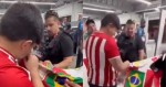 Em situação hilária, torcedor esquerdopata é impedido de entrar com 'bandeira de Lula' em jogo da Copa (veja o vídeo)