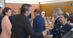 Bolsonaro recebe misterioso bilhete em encontro com generais e cena aguça a curiosidade (veja o vídeo)