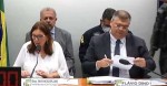 AO VIVO: Dino não consegue "fugir" e fica cara a cara com deputados (veja o vídeo)