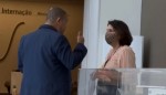 Oficial de justiça à procura do ex-presidente Jair Bolsonaro, em um hospital de Brasília